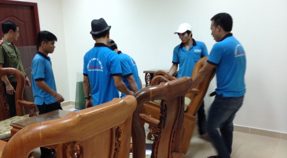 Nhân viên dịch vụ chuyển nhà trọn gói TPHCM tại công ty Thành Phương