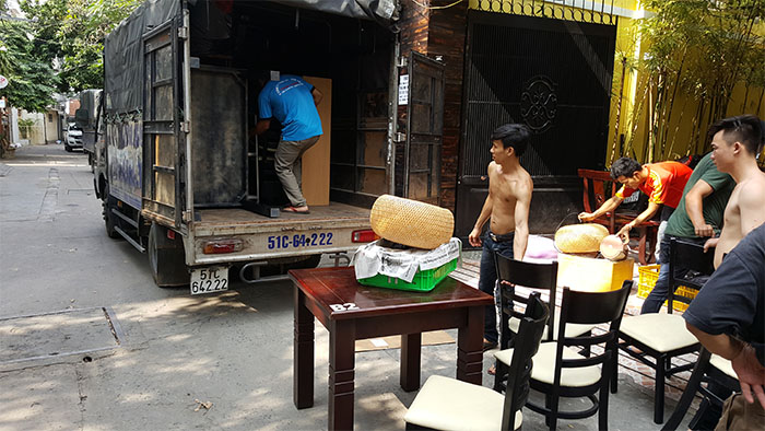 Nhân viên dịch vụ chuyển nhà quận Bình Tân hỗ trợ khách hàng sắp xếp đồ miễn phí