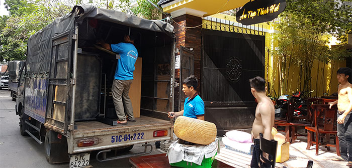 Nhân viên hỗ trợ khách hàng khi chuyển nhà quận Bình Tân tại Thành Phương