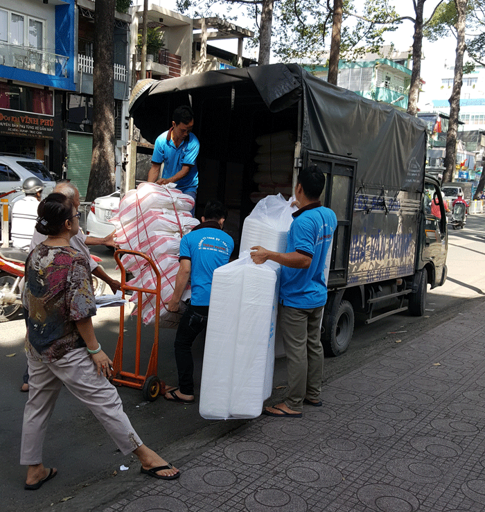 Nhân viên hỗ trợ khách hàng dịch vụ thuê xe tải nhỏ 500kg chuyển hàng hóa, chuyển nhà