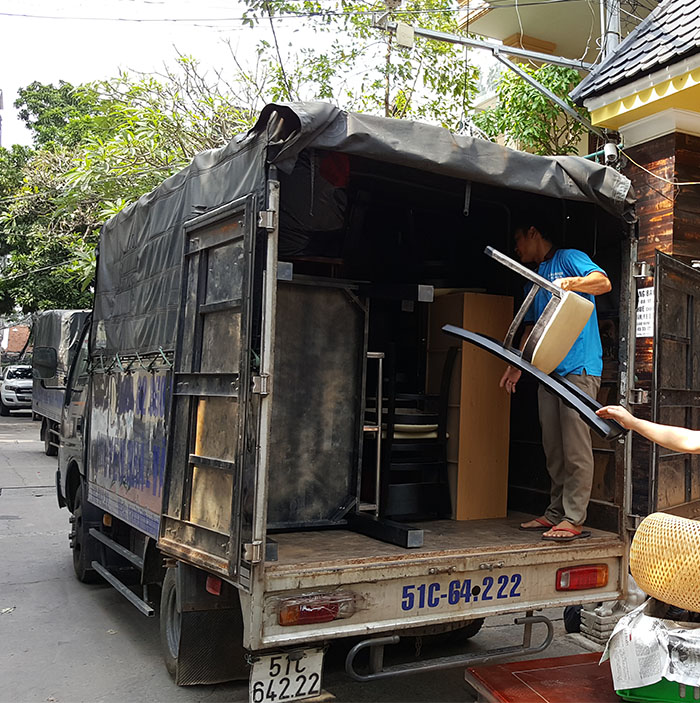 Nhân viên dịch vụ chuyển nhà quận Phú Nhuận hỗ trợ sắp xếp đồ cho khách hàng